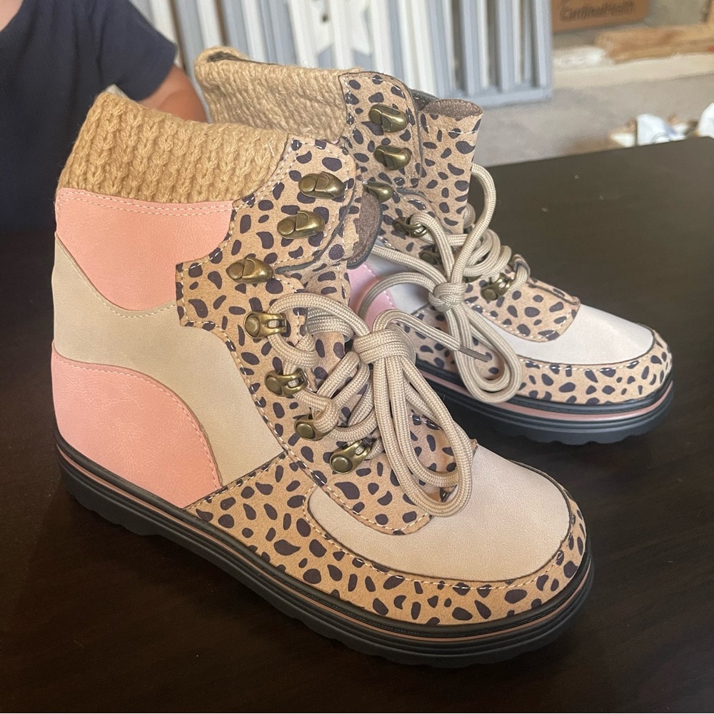 NWT Womens Snowboots